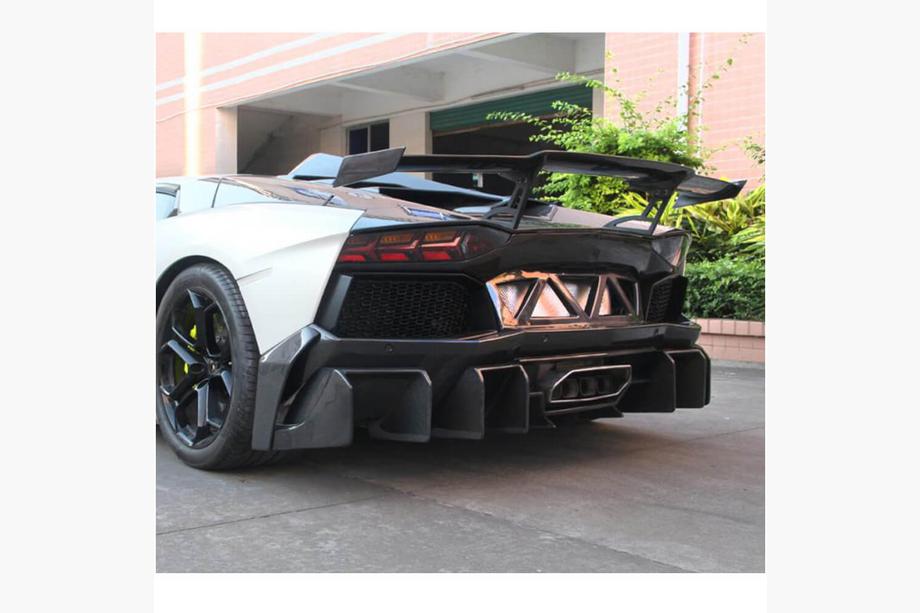 Lamborghini Aventador 2011-2022 Cache Pare-chocs Arrière Carbone Photo 2
