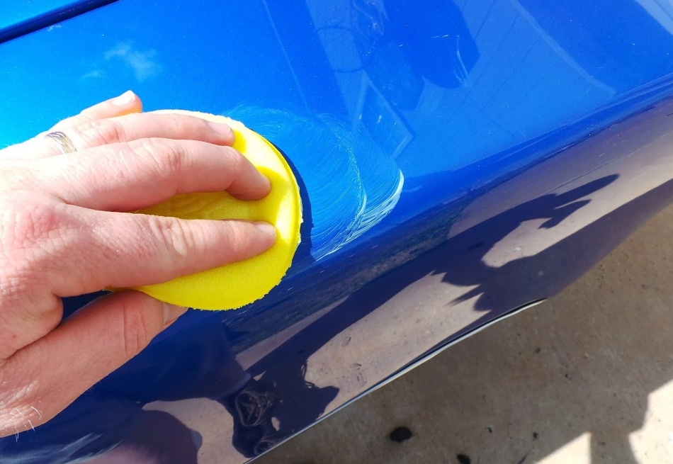 Puis-je appliquer de la cire ordinaire sur une voiture mouillée ?
