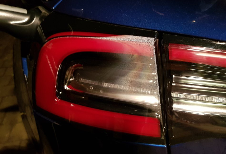 Dois-je polir les feux arrière de ma voiture ?