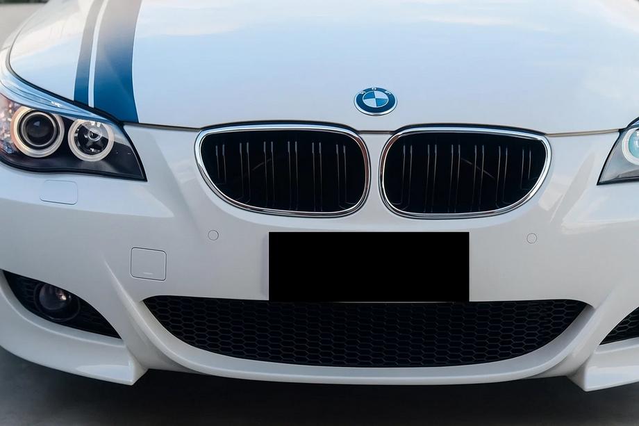 BMW 5 Series E60/E61 2003-2010 Calandre M-Look (Noir Brillant avec Encadrement Chrome) Image
