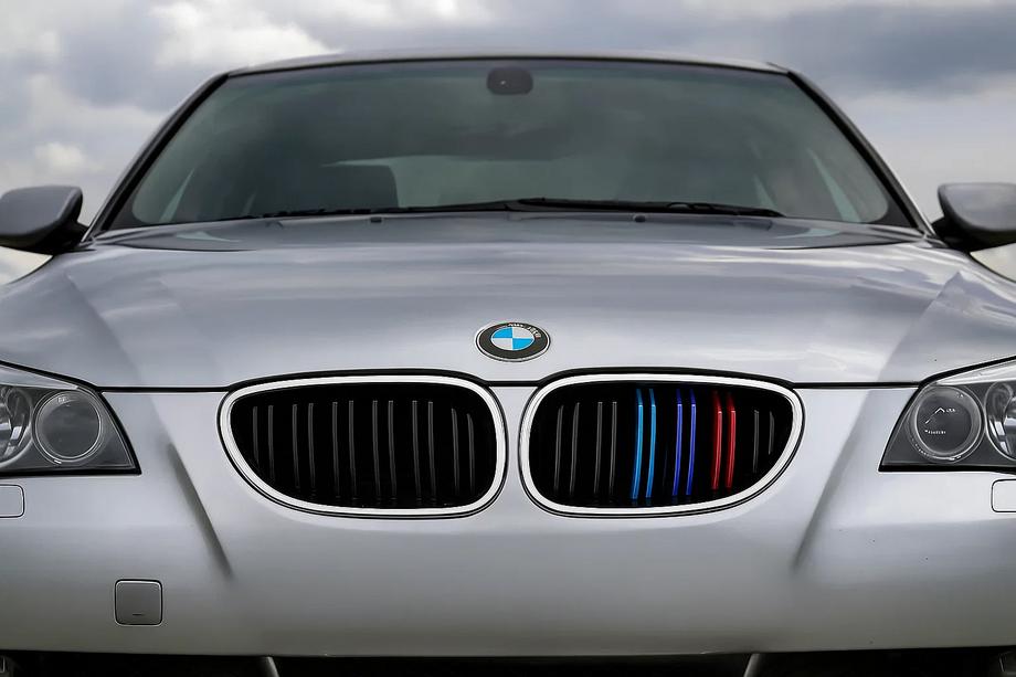 BMW 5 Series E60/E61 2003-2010 Calandre M-Look (M-Color avec contour chromé) Photo 1