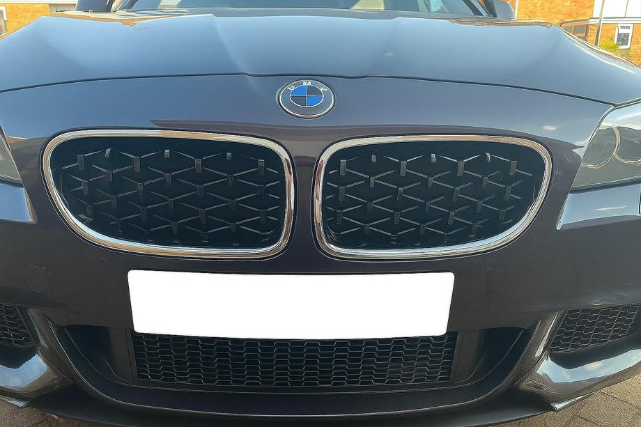 BMW 5 Series F10/F11 2010–2016 Calandres Double Haricot Diamond Black avec contour chromé Photo 1