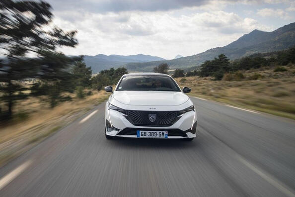 Peugeot e-308 : essai de la berline électrique élégante