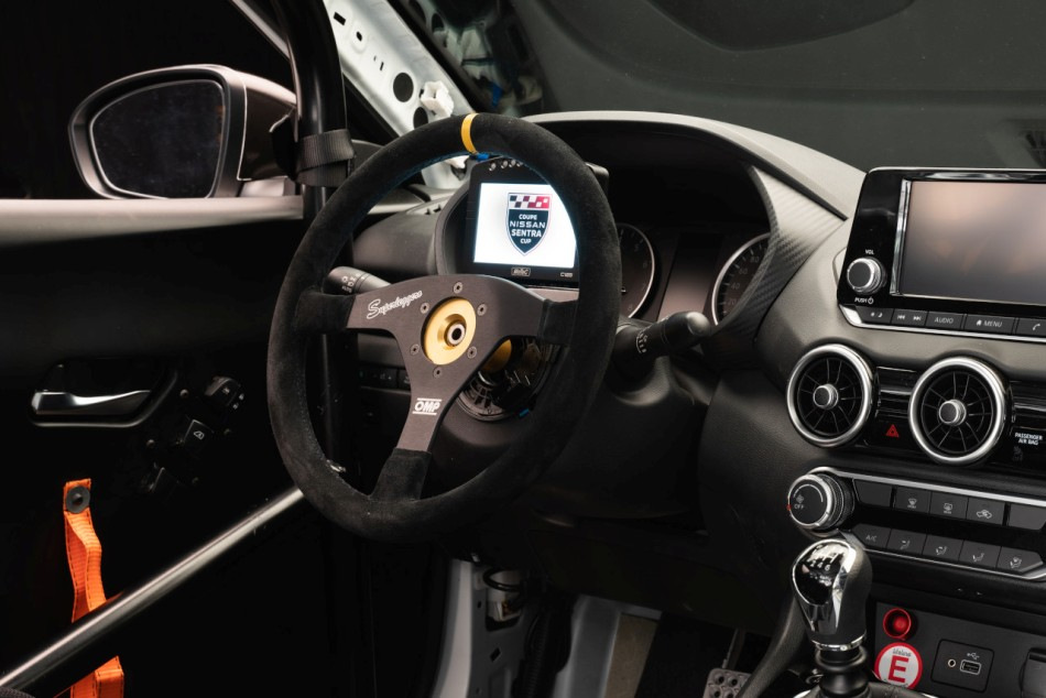 Volant sport au lieu d’un volant standard : avantages, inconvénients et points importants