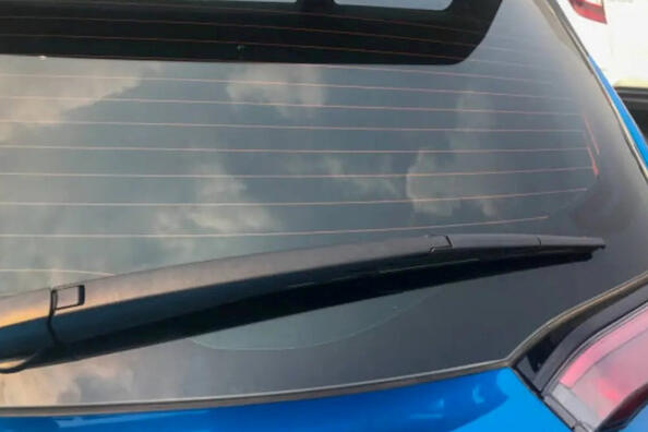 Avantages et inconvénients de teinter la lunette arrière d’une voiture