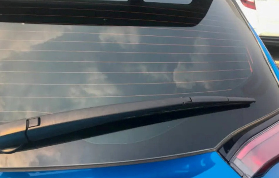 Avantages et inconvénients de teinter la lunette arrière d’une voiture