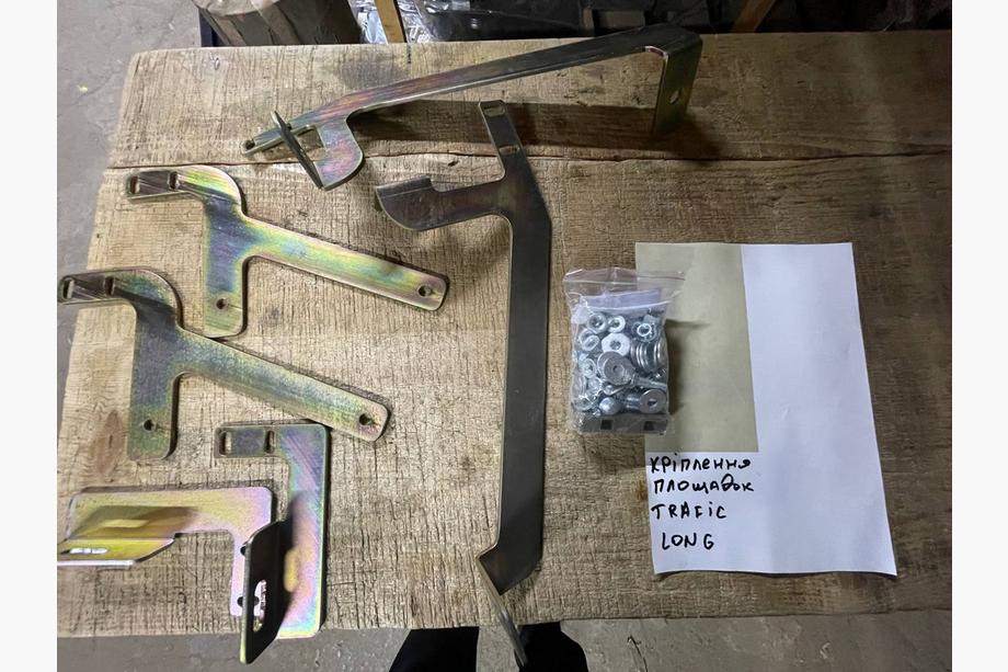 Renault Trafic 2001–2015 Supports de fixation pour marchepieds latéraux B3/C2 (Long) Image