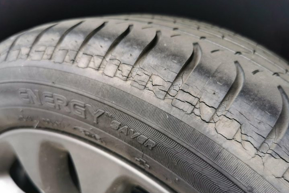 Pourquoi les pneus de voiture se fissurent-ils ?