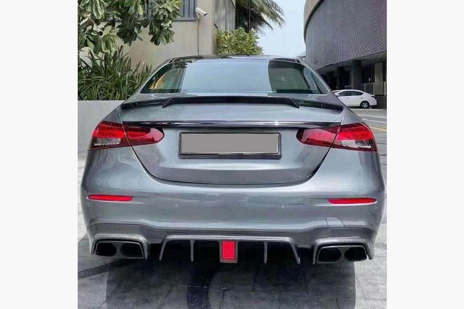 Mercedes E-class W213 2016-2023 Spoiler V7 (Carbone) Image
