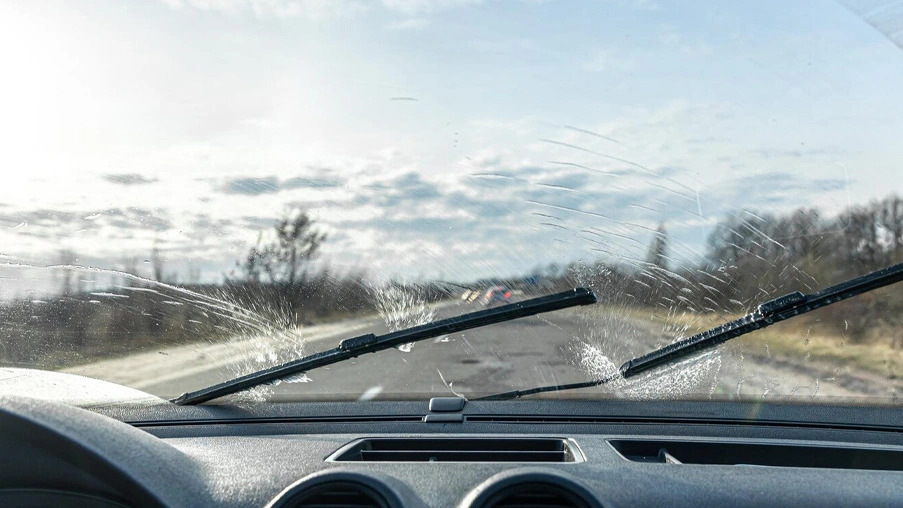 Pourquoi les essuie-glaces rayent-ils les vitres des voitures ?