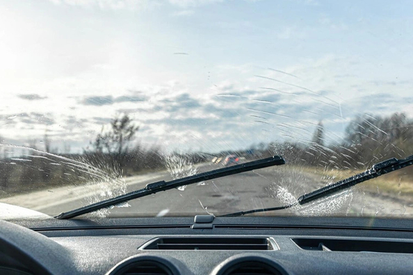 Pourquoi les essuie-glaces rayent-ils les vitres des voitures ?