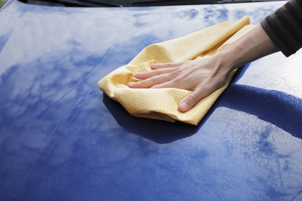 Comment enlever les taches sur une voiture après le lavage ? Photo 1