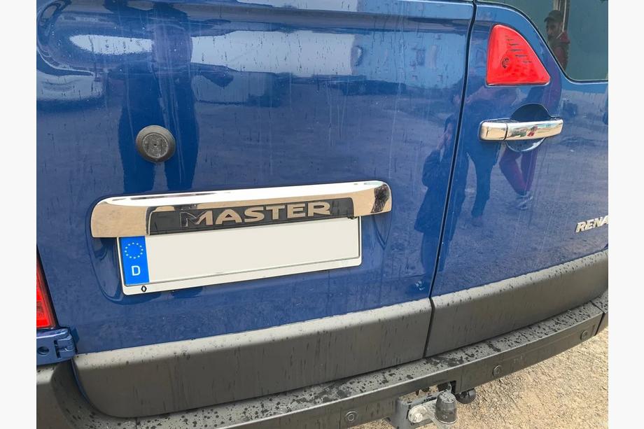 Opel Movano 2010-2021 Baguette inox au-dessus de la plaque d'immatriculation Image