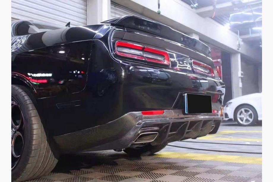 Dodge Challenger 2008-2023 Diffuseur de Pare-Chocs Arriere (Carbone) Image