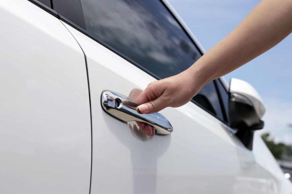 La voiture est électrocutée : pourquoi cela se produit et comment l’éviter