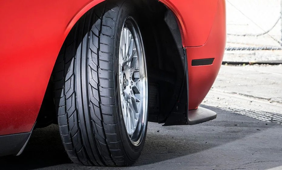 Comment choisir ses pneus d’été : un guide pour les automobilistes