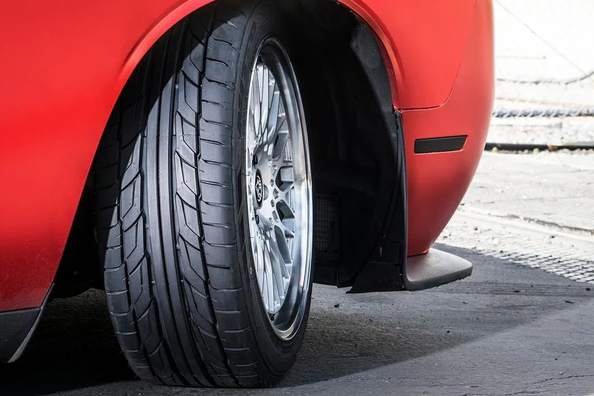 Comment choisir ses pneus d’été : un guide pour les automobilistes