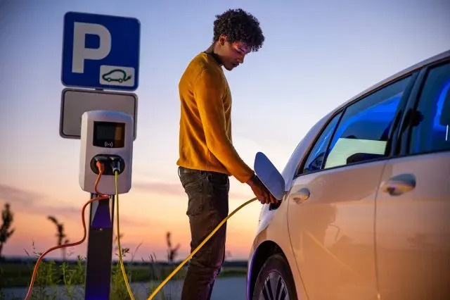 La voiture électrique est tombée en panne d’électricité sur la route : que faire ?