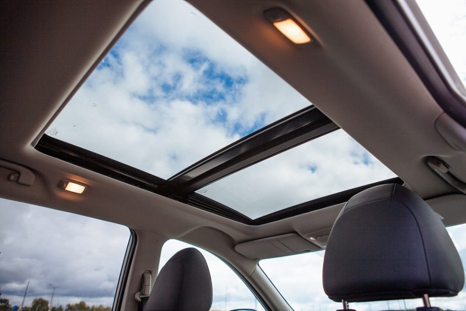Toit panoramique dans une voiture : avantages et inconvénients