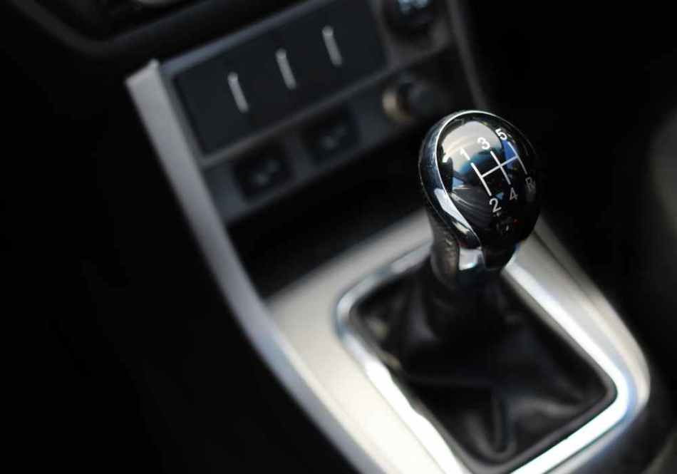 Transmission manuelle : avantages et inconvénients pour le conducteur moderne