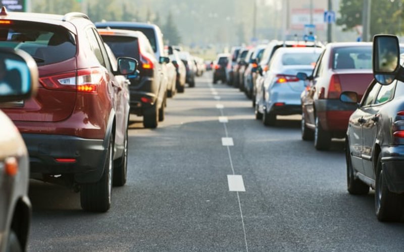 Comment éviter la surchauffe de votre voiture dans les embouteillages en été : conseils pratiques