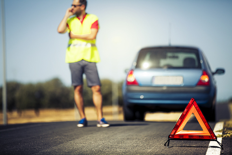 La voiture est tombée en panne sur la route : instructions étape par étape sur la marche à suivre
