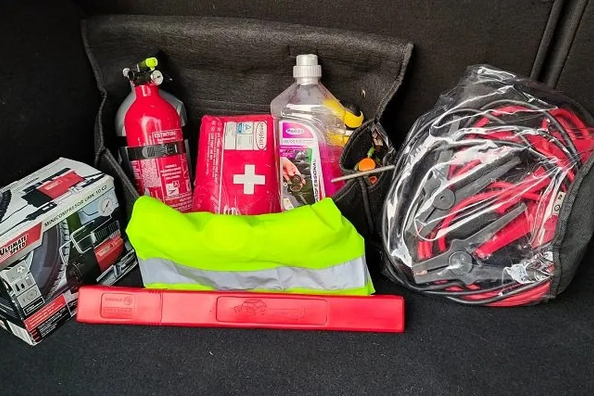 Quels outils doivent toujours être dans la voiture ? Votre kit de voyage