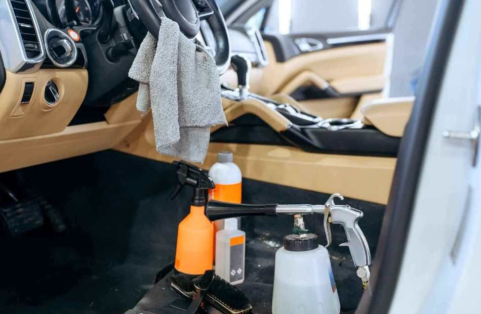 Puis-je nettoyer à sec l’intérieur de ma voiture moi-même ?