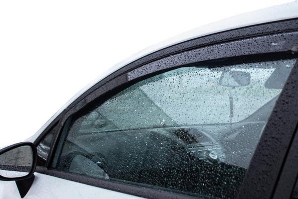 Que faire si le déflecteur (pare-brise) de votre voiture s’est détaché ?