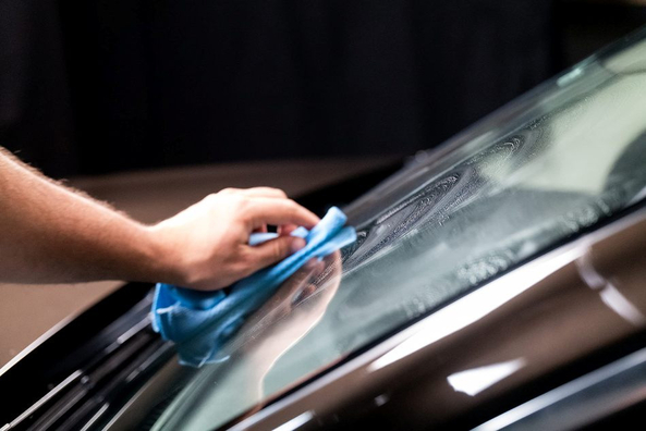 Puis-je appliquer de la cire sur les vitres d’une voiture ?