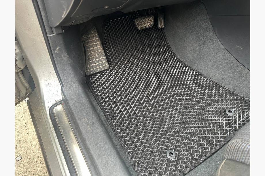 Toyota Avensis 2003-2009 Tapis de sol EVA V-2 (noirs) Image