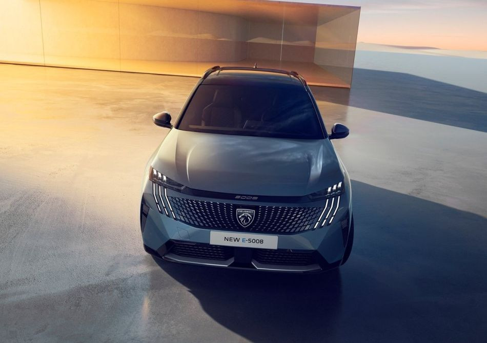 Peugeot e-5008 2024 : Essai du crossover électrique à sept places