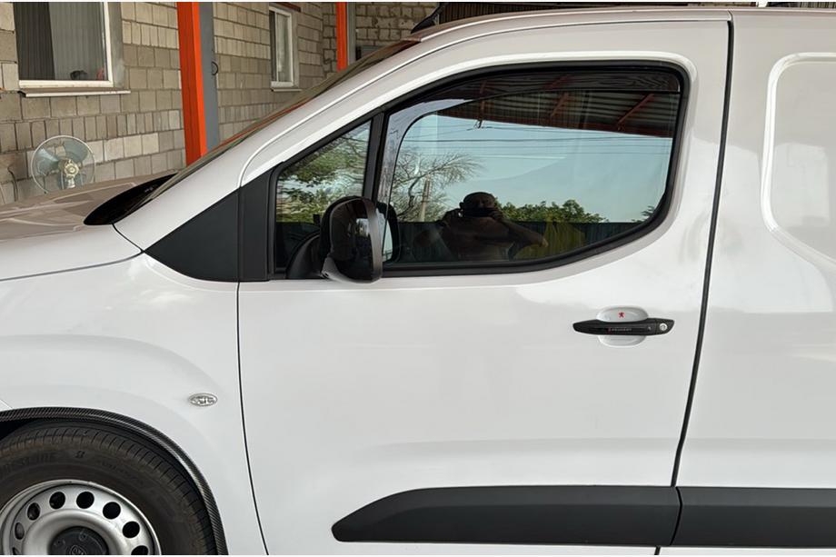 Toyota Proace City 2016- Déflecteurs de vent à insérer Niken Luxury (2 pcs) Photo 3
