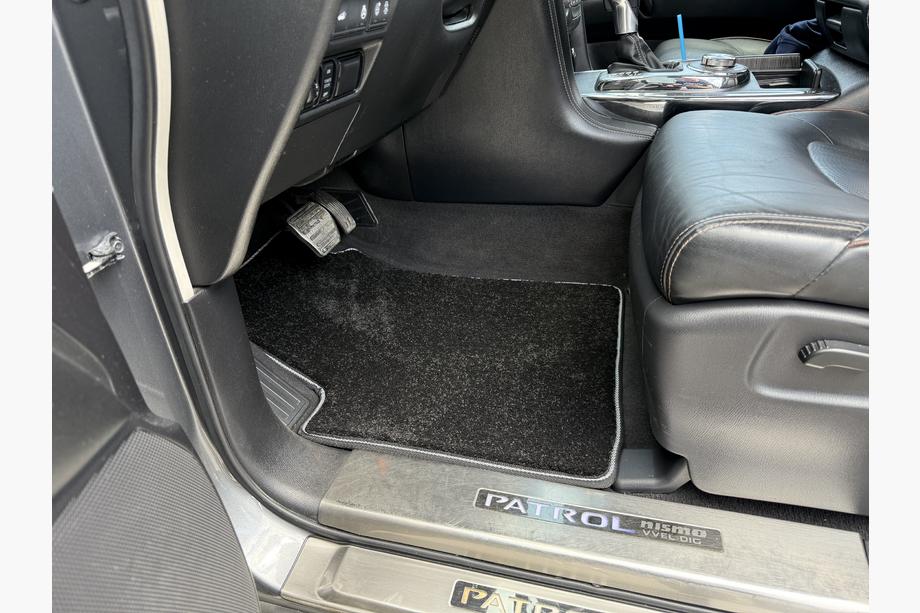 Nissan Patrol Y62 2010-2024 Tapis de sol textile Deluxe (3 rangées, Noir) Photo 8