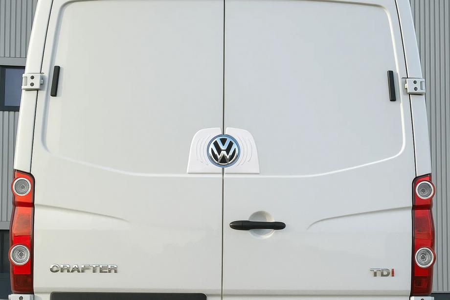Volkswagen Crafter 2006-2016 Encadrement du logo arrière (inox) Image