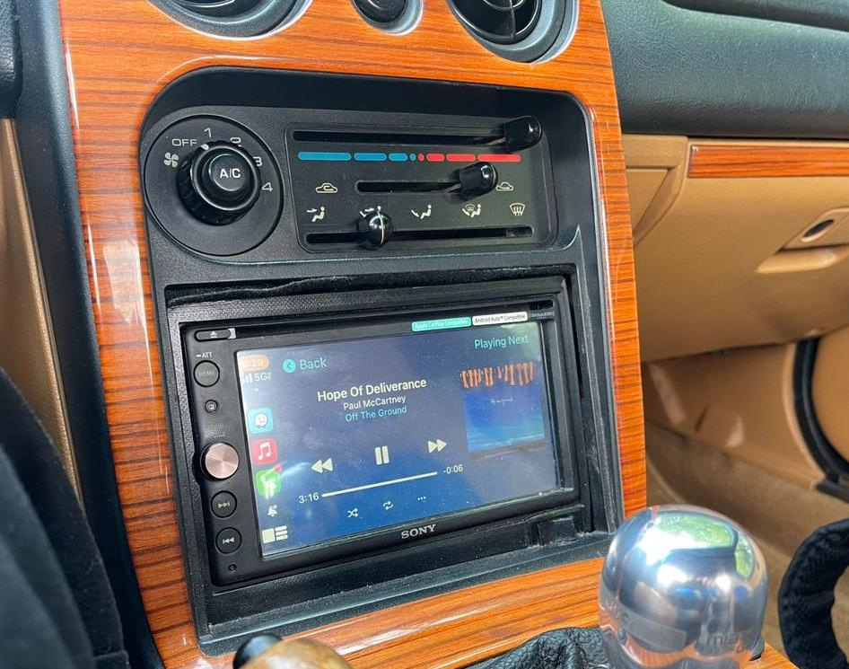 Faut-il changer l’autoradio d’origine ? Avantages et inconvénients d’une mise à niveau