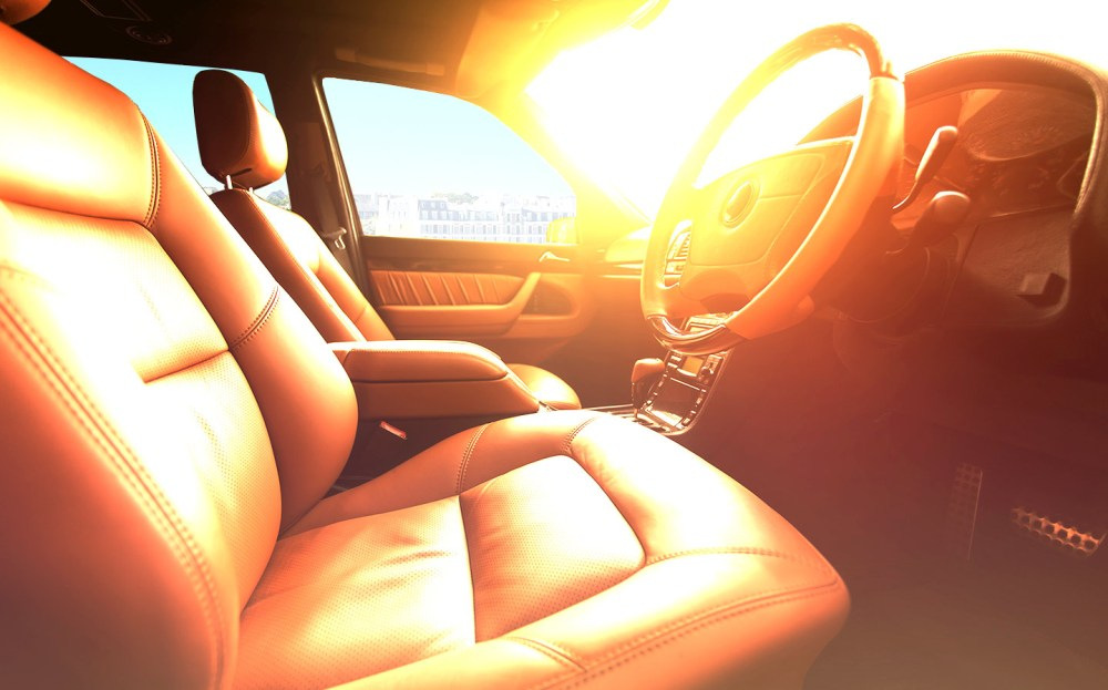 Que ne faut-il absolument pas laisser dans une voiture en pleine chaleur ?