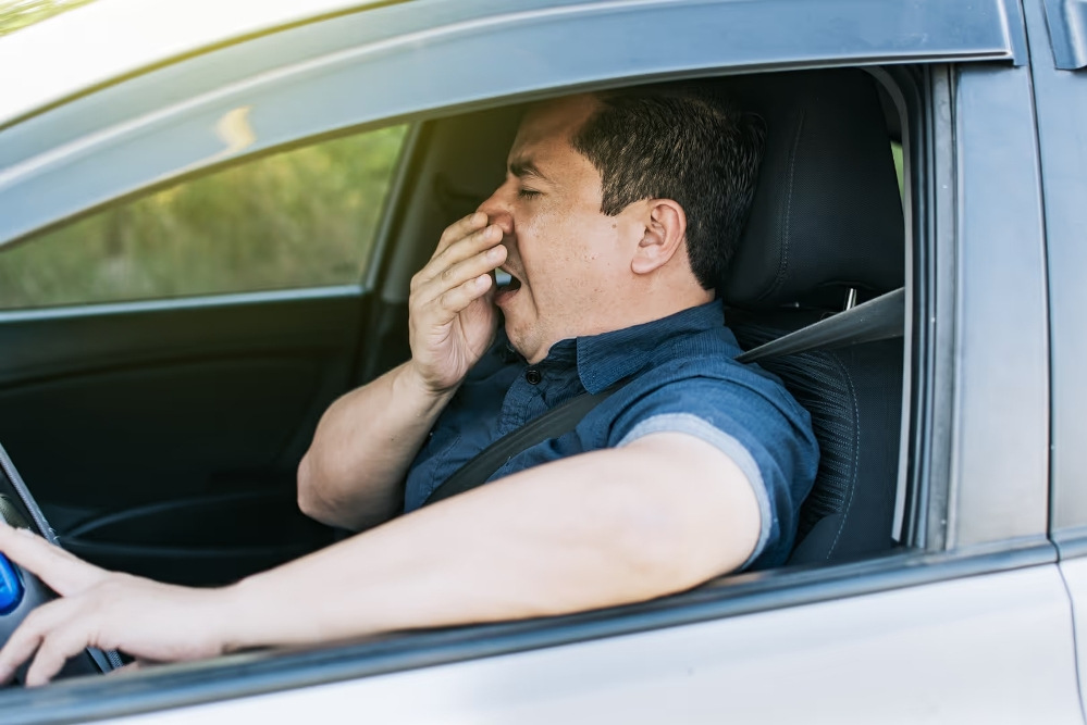 Comment éviter de s’endormir au volant : conseils simples pour un voyage longue distance en toute sécurité