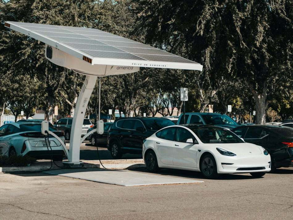 Avantages et inconvénients de l’achat d’une voiture électrique d’occasion : est-ce que ça vaut le coup de faire des folies ?
