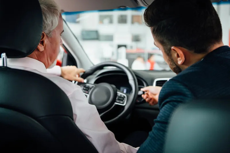 Dois-je acheter une voiture chez un concessionnaire ?