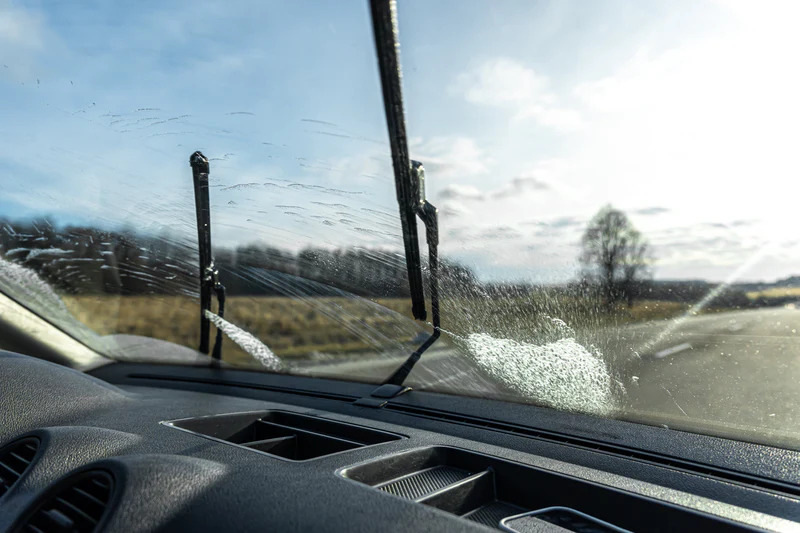 Pourquoi les essuie-glaces de voiture grincent-ils et comment y remédier ?