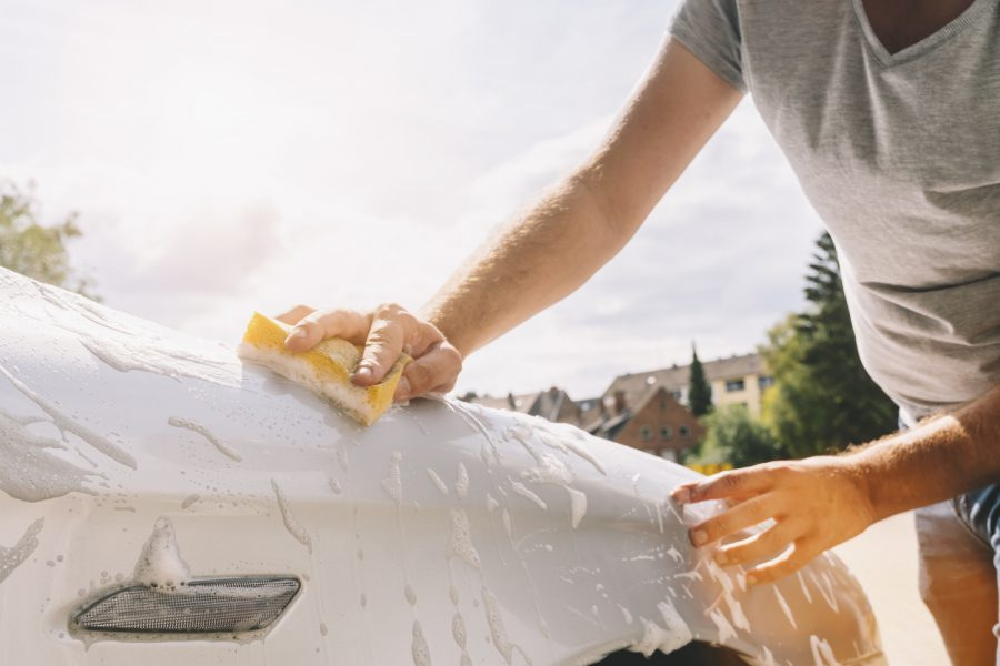 Puis-je laver ma voiture sous le soleil brûlant ?