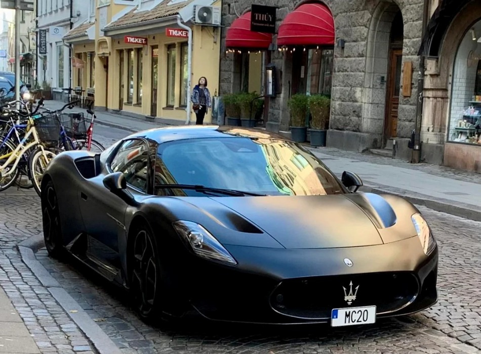 Voiture mate ou brillante : l’éternel débat sur le style et la praticité