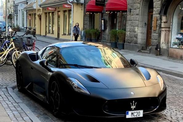 Voiture mate ou brillante : l’éternel débat sur le style et la praticité