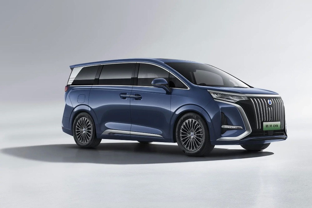 Essai du Denza D9 EV : un monospace électrique de luxe