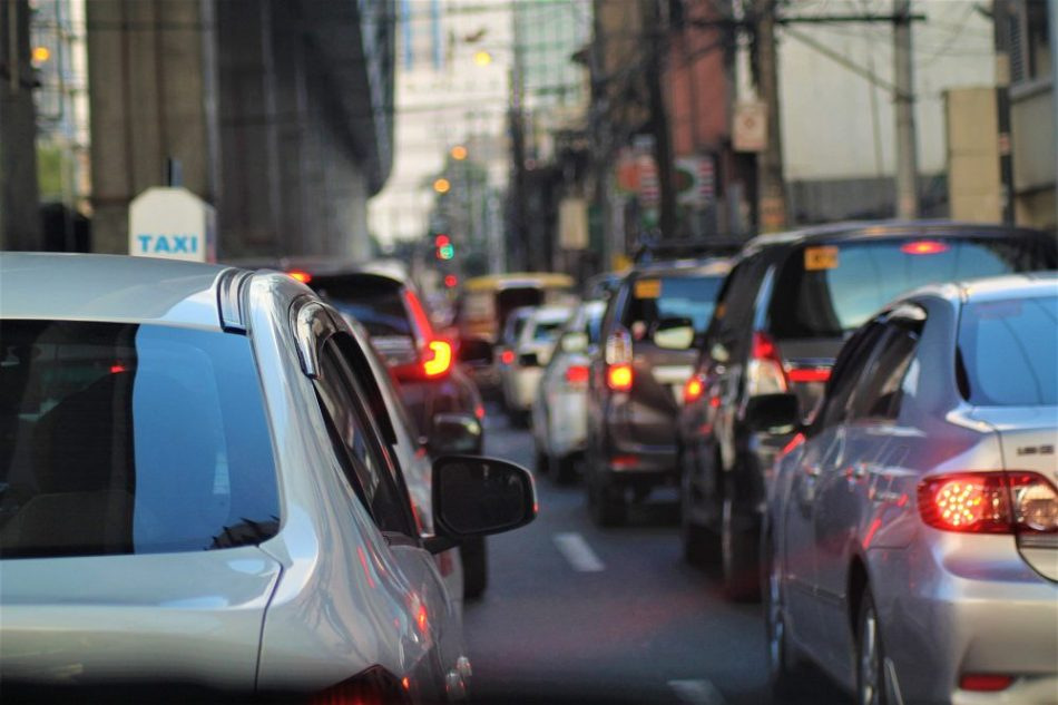 Comment économiser du carburant dans les embouteillages : conseils simples pour un conducteur urbain