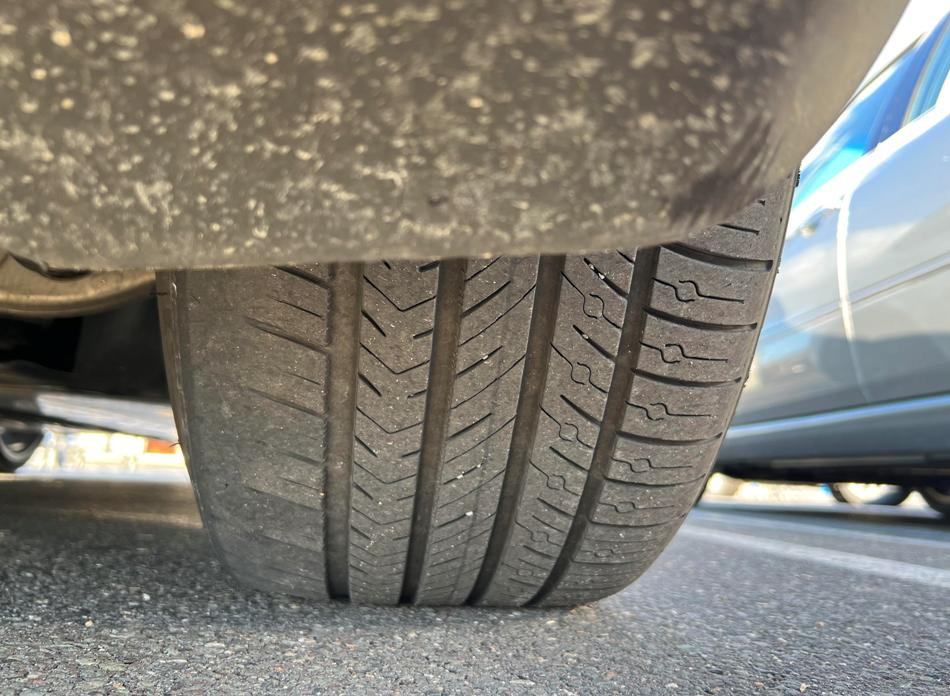 Pourquoi les pneus de voiture s’usent-ils de manière inégale ?