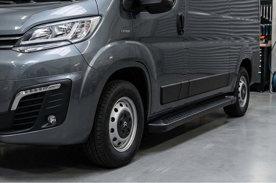 Fiat Ducato 2006-2025 Marchepieds Latéraux Allmond Black (2 pcs, Aluminium) Image