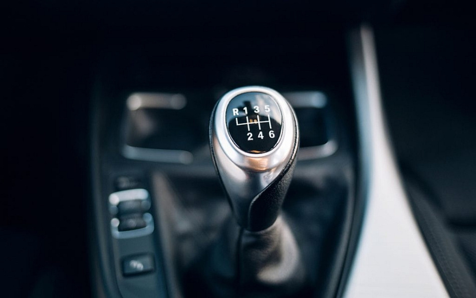 Puis-je remplacer le pommeau de levier de vitesse d’une voiture ?