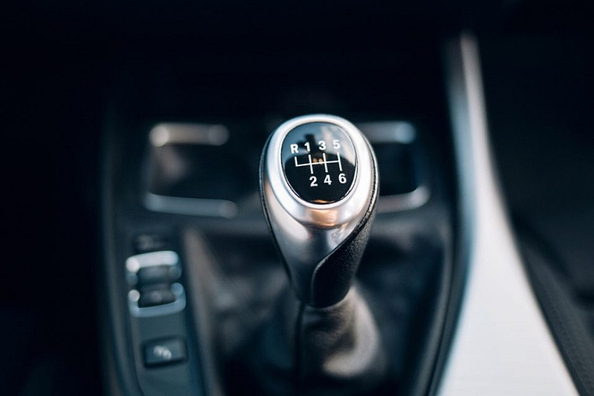 Puis-je remplacer le pommeau de levier de vitesse d’une voiture ?
